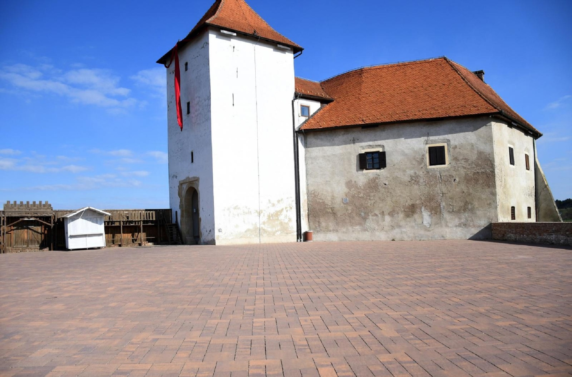 01.04.2020., Djurdjevac - U ovo doba godine u Djurdjevcu rano proljece mami ljude van, a omiljeno okupljaliste je Stari Grad. No, uslijed koronavirusa gradjani su skriveni u svojim domovima.   
Photo:Damir Spehar/PIXSELL