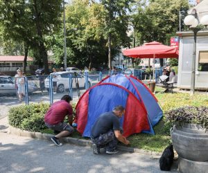 10.08.2020., Zagreb - Hrvatski branitelj iz Pakraca Roberto Mates revoltiran dvostrukim pravilima oko mjera zastite od koronavirusa, pred klinikom za djecje bolesti postavio je sator u znak protesta.
Photo: Borna Filic/PIXSELL