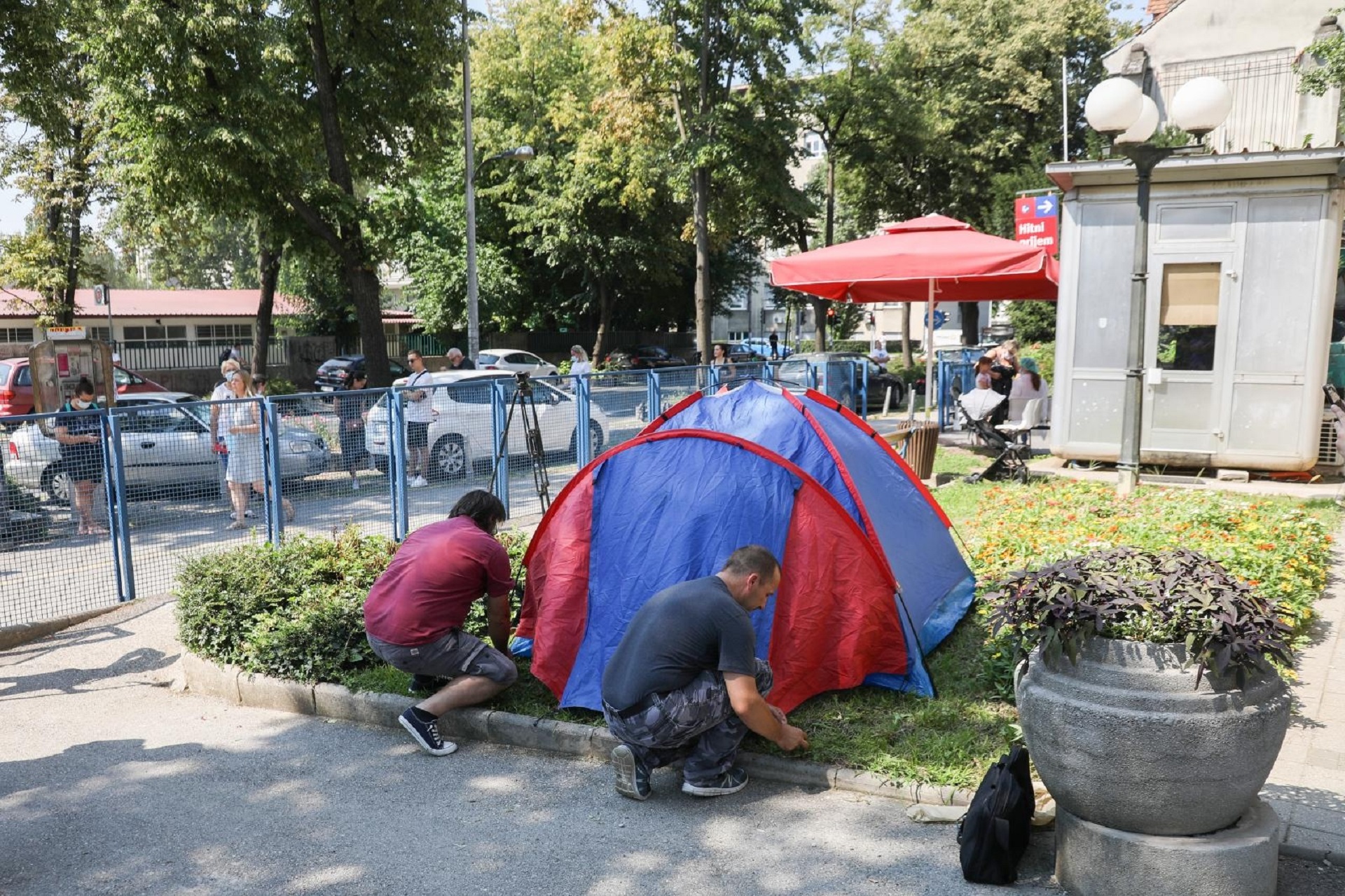 10.08.2020., Zagreb - Hrvatski branitelj iz Pakraca Roberto Mates revoltiran dvostrukim pravilima oko mjera zastite od koronavirusa, pred klinikom za djecje bolesti postavio je sator u znak protesta.
Photo: Borna Filic/PIXSELL