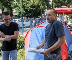 10.08.2020., Zagreb - Hrvatski branitelj iz Pakraca Roberto Mates revoltiran dvostrukim pravilima oko mjera zastite od koronavirusa, pred klinikom za djecje bolesti postavio je sator u znak protesta.
Photo: Borna Filic/PIXSELL