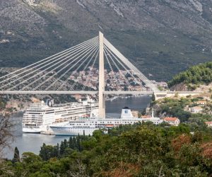 10.10.2019., Babin kuk, Dubrovnik - Pogled na luku Gruz s Babinog kuka. Cetvrtkom je u luci najveci broj kruzera. 
Photo: Grgo Jelavic/PIXSELL