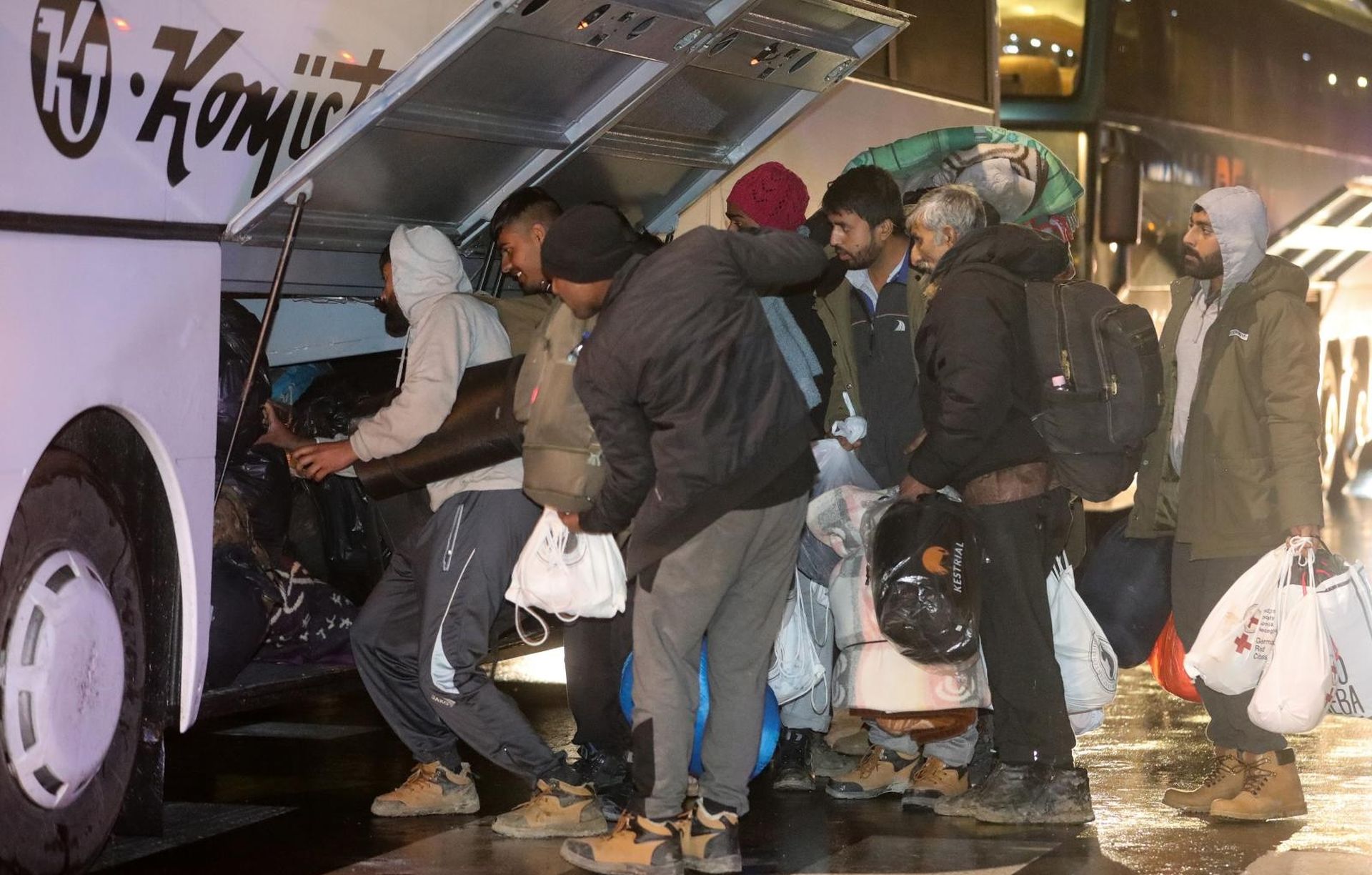 10.12.2019., Hadzici, Bosna i Hercegovina - U vojarnu Usivak prebaceni su migranti iz kampa Vucjak pokraj Bihaca. U Usivak su dosla ukupno 3 autobusa, a dio migranata ce biti rasporedjen u vojarnu  Blazuj u sljedecih nekoliko tjedana.
Photo: Armin Durgut/PIXSELL