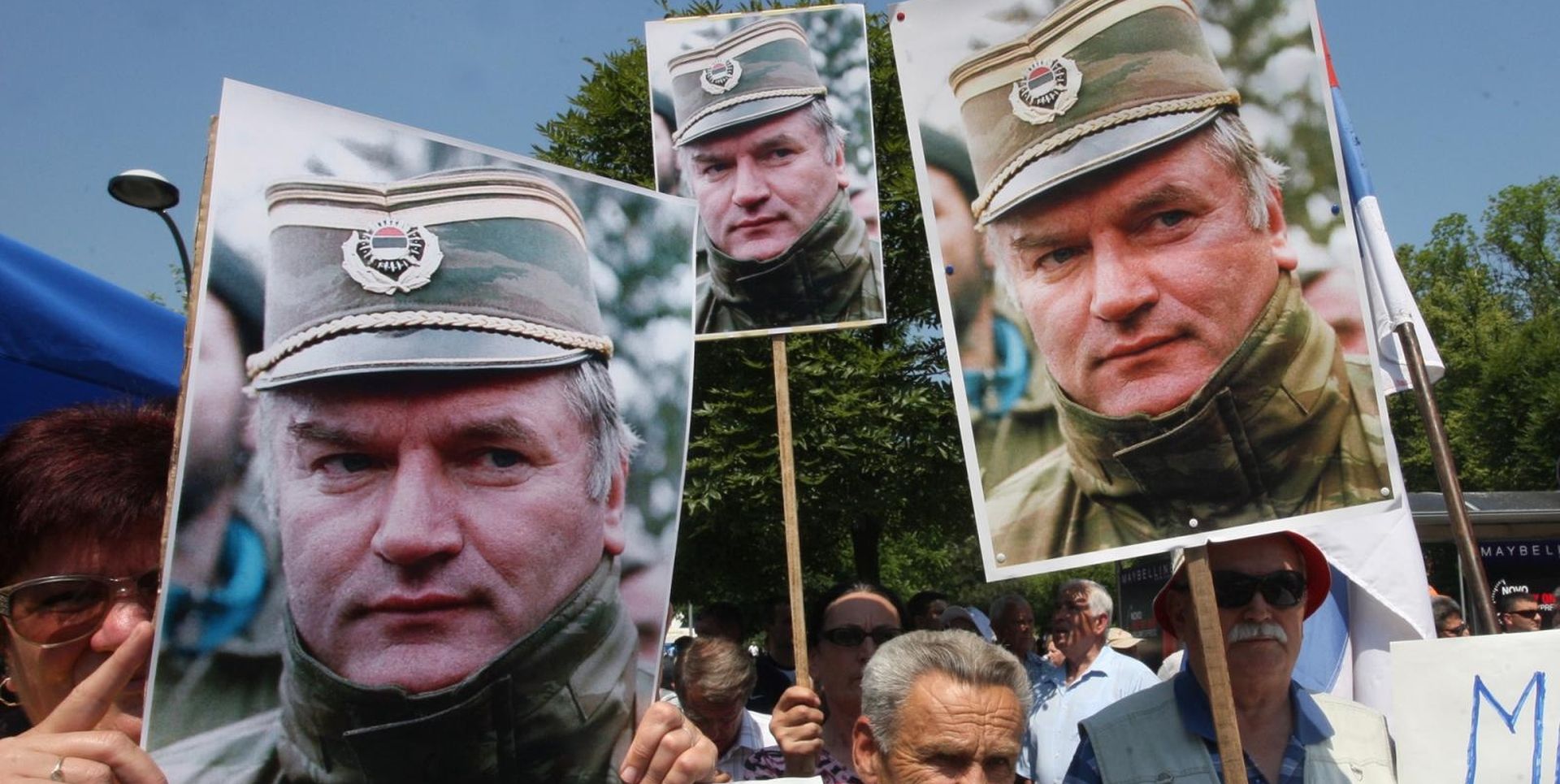 31.05.2011., Banja Luka - Tisuce ljudi na Trgu Krajine dalo podrsku uhicenom generalu Ratku Mladicu.
Photo: Dejan Moconja/VLM/PIXSELL