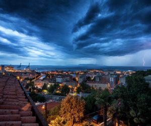 11.07.2020., Rijeka - Stigla najavljena promjena vremena pracena kisom vjetrom i grmljavinom. Photo: Nel Pavletic/PIXSELL