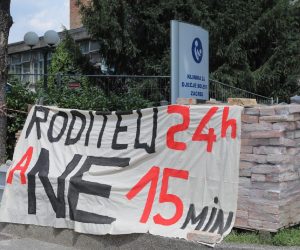 11.08.2020., Zagreb - Drugi dan prosvjeda ispred djecje bolnice u Klaicevoj ulici gdje su roditelji revoltirani mjerama zbog kojih ne mogu vidjeti dijete duze od 15 minuta dnevno postavili satore ispred ulaza u bolnicu. Photo: Tomislav Miletic/PIXSELL