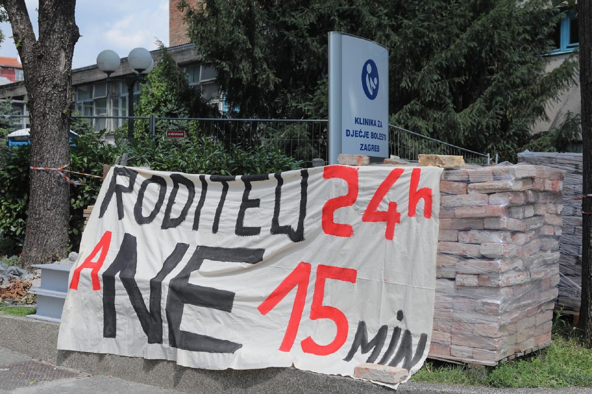 11.08.2020., Zagreb - Drugi dan prosvjeda ispred djecje bolnice u Klaicevoj ulici gdje su roditelji revoltirani mjerama zbog kojih ne mogu vidjeti dijete duze od 15 minuta dnevno postavili satore ispred ulaza u bolnicu. Photo: Tomislav Miletic/PIXSELL