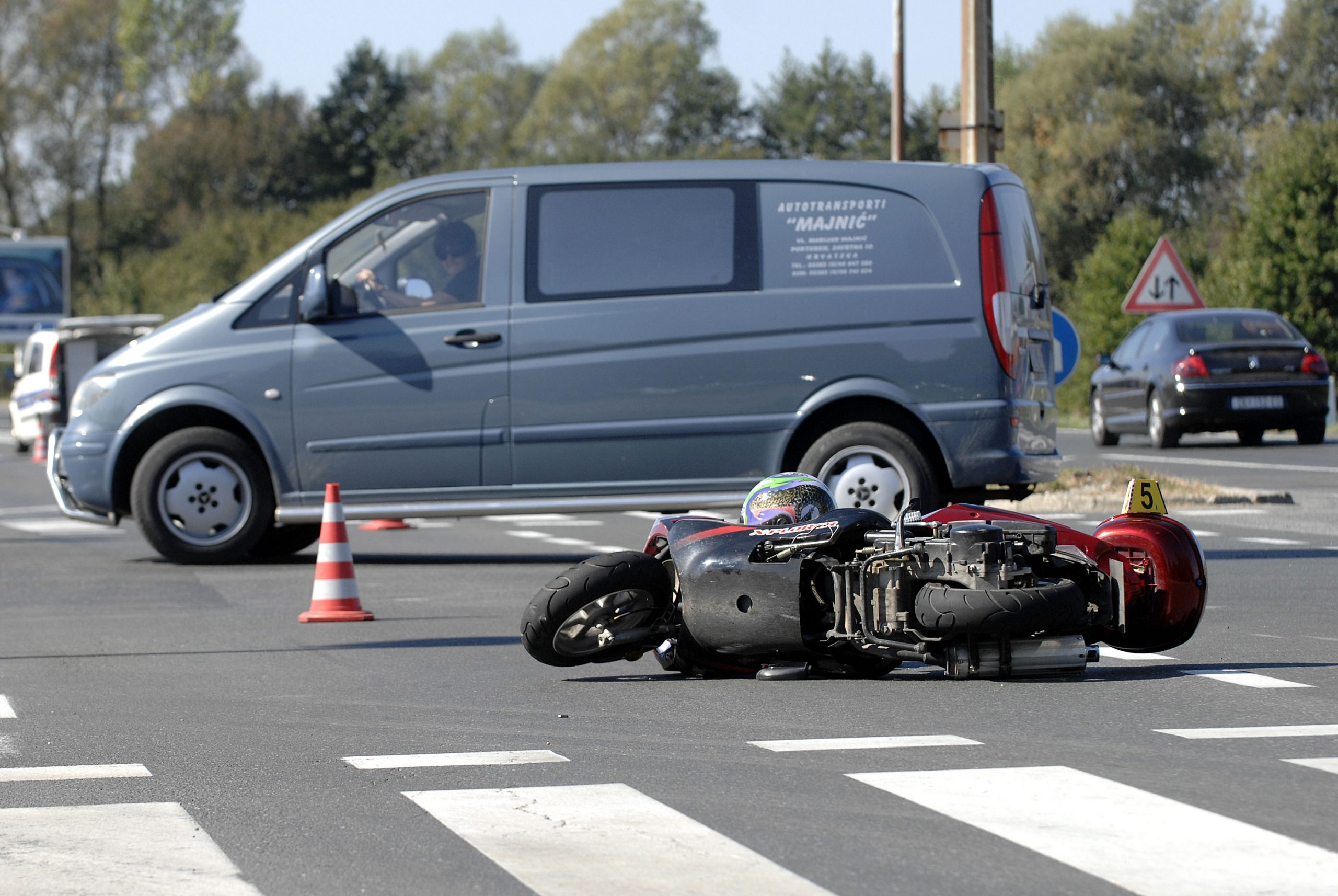 03.10.2011., Cakovec - Zbog pada na motoru motociklist zadobio teze tjelesne ozljede te je prevezen u bolnicu.
Photo: Vjeran Zganec-Rogulja/PIXSELL