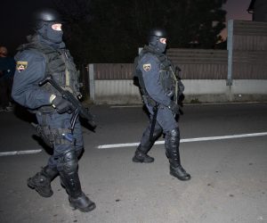 11.11.2015., Harmica -  Na GP Harmica izbio je spor oko bodljikave zice za koju hrvatska policija tvrdi da je postavljena na hrvatskom teritoriju. Nacelnik PU Zagrebacke Goran Burusic i predstavnici slovenske policije dogovorili su se da ce problem biti rijesavan na visim instancama.
Photo: Davor Puklavec/PIXSELL