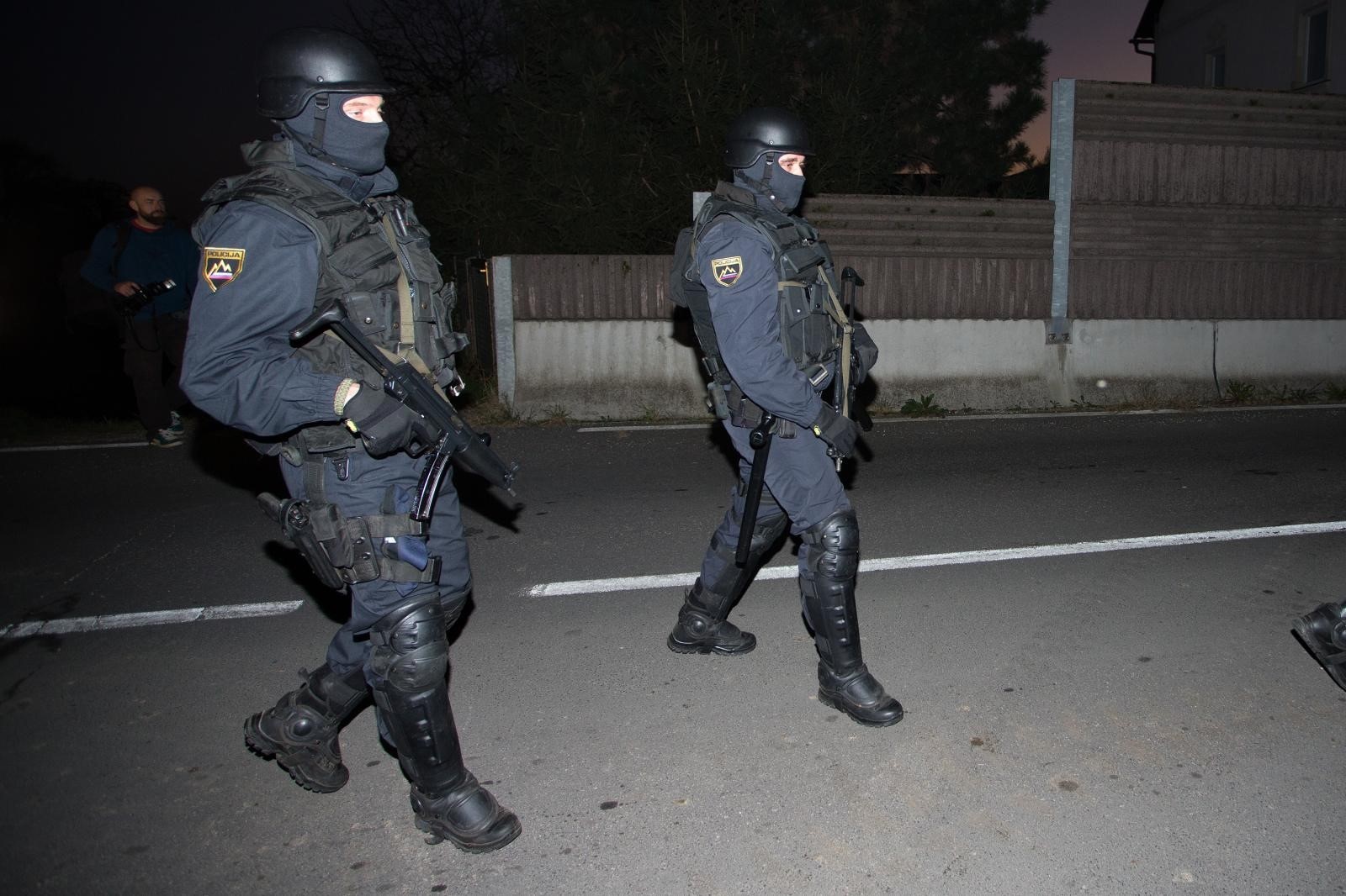 11.11.2015., Harmica -  Na GP Harmica izbio je spor oko bodljikave zice za koju hrvatska policija tvrdi da je postavljena na hrvatskom teritoriju. Nacelnik PU Zagrebacke Goran Burusic i predstavnici slovenske policije dogovorili su se da ce problem biti rijesavan na visim instancama.
Photo: Davor Puklavec/PIXSELL