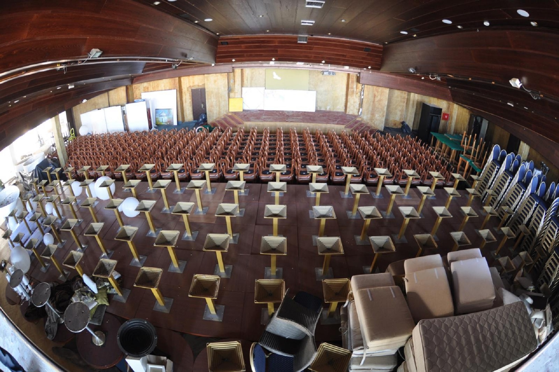 11.01.2012., Pula - Radovi na rekonstrukcji turistickog naselja Verudela i hotela Histrija napreduju prema planovima. U hotelu Park Plaza Histria ce se obnoviti i moderno namjestiti 233 sobe i 9 suita, renovirat ce se kongresni centar s kongresnom dvoranom, te jos 3 meeting sale. Novo u ponudi hotela bit ce novi spa-wellness centar koji ce sadrzavati razlicite vrsta sauna, prostora za masazne i beauty tretmane, unutrasnji bazen, relax prostore te fitness studio. Vanjski dio hotela takoder ce biti hortikulturno preureden zajedno s plazom, suncalistem i Yacht lounge bar restoranom. Dizajn interijera i arhitektonska rjesenja povjerena su tvrtci Scott Brownrigg iz Londona.
Photo: Dusko Marusic/PIXSELL