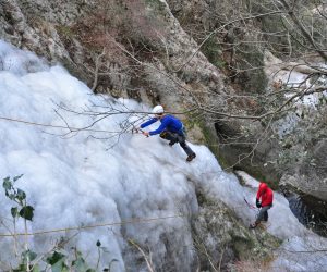 15.02.2012., Rabac - Labinjani s uzitkom na zamrznutom slapu iskusavaju svoje penjacke sposobnosti po ledu. Clanovi Labinskog planinarskog drustva PD Skitaci 7 odlucili su svoj hobi isprobati i kod kuce. Naime, temperature koje su na podrucju Labina najnize u Istri pogodovale su zaledivanju slapa u samom podnozju tzv. Trim staze koje vodi od Labina do Rapca. Iskusne planinare Aleksandra Krsulja, Gorana Benkovica i Vladimira Kosa izmamio je ovaj priradan fenomen na planinarenje kraj samog mora.
Photo: Dusko Marusic/PIXSELL