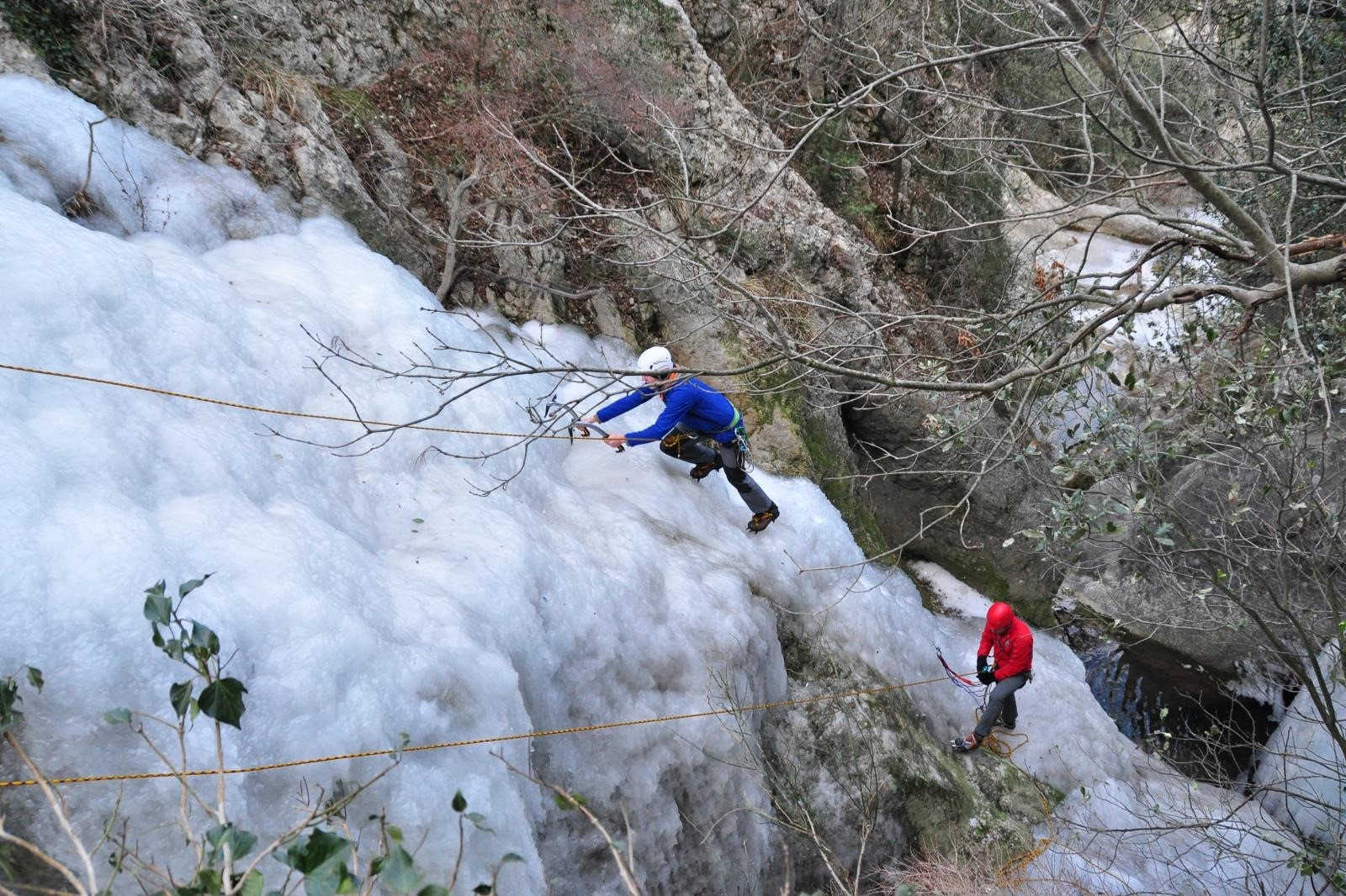 15.02.2012., Rabac - Labinjani s uzitkom na zamrznutom slapu iskusavaju svoje penjacke sposobnosti po ledu. Clanovi Labinskog planinarskog drustva PD Skitaci 7 odlucili su svoj hobi isprobati i kod kuce. Naime, temperature koje su na podrucju Labina najnize u Istri pogodovale su zaledivanju slapa u samom podnozju tzv. Trim staze koje vodi od Labina do Rapca. Iskusne planinare Aleksandra Krsulja, Gorana Benkovica i Vladimira Kosa izmamio je ovaj priradan fenomen na planinarenje kraj samog mora.
Photo: Dusko Marusic/PIXSELL