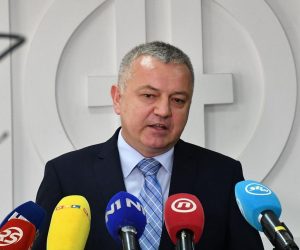 12.05.2020., Slavonski Brod - Ministar gospodarstva, poduzetnistva i obrta Darko Horvat posjetio Djuro Djakovic grupu i razgovarao s predstavnicima Uprave i Nadzornog odbora, nakon sto je Europska komisija dala odobrenje za drzavno jamstvo slavonskobrodskoj kompaniji. Komisija je u prosli petak odobrila odluku hrvatske Vlade, iz sijecnja ove godine, o drzavnom jamstvu za kredit toj Grupi u visini od 300 milijuna kuna, koji bi trebao pokriti njezine hitne potrebe za likvidnoscu u sljedecih sest mjeseci.

Photo: Ivica Galovic/ PIXSELL