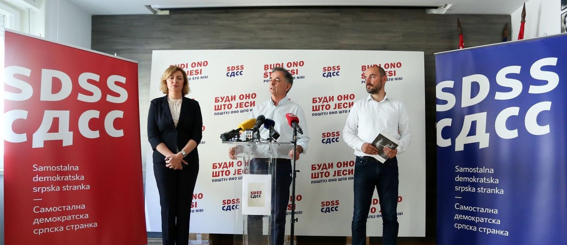 13.06.2020., Zagreb - Konferenciju za medije u prostorijama Samostalne demokratske srpske stranke (SDSS) na temu "Stav SDSS-a o porukama mrznje i otvorenim pozivom na nasilje vidjenim u zagrebackom kvartu Kustosija 11.6.2020." Na konferenciji su se obratili predsjednik stranke Milorad Pupovac, Dragana Jeckov i Boris Milosevic. 
Photo: Emica Elvedji/PIXSELL