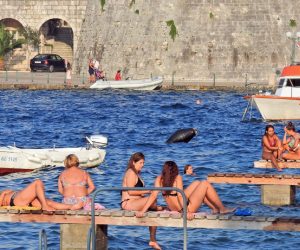 Korčula: Uživanje na plaži s pogledom na Stari Grad 12.08.2018., Korcula - Suncano i toplo poslijepodne mnogi su iskoristili za suncanje i kupanje na gradskoj plazi s prekrasnim pogledaom na Stari Grad.
Photo: Sanjin Strukic/PIXSELL