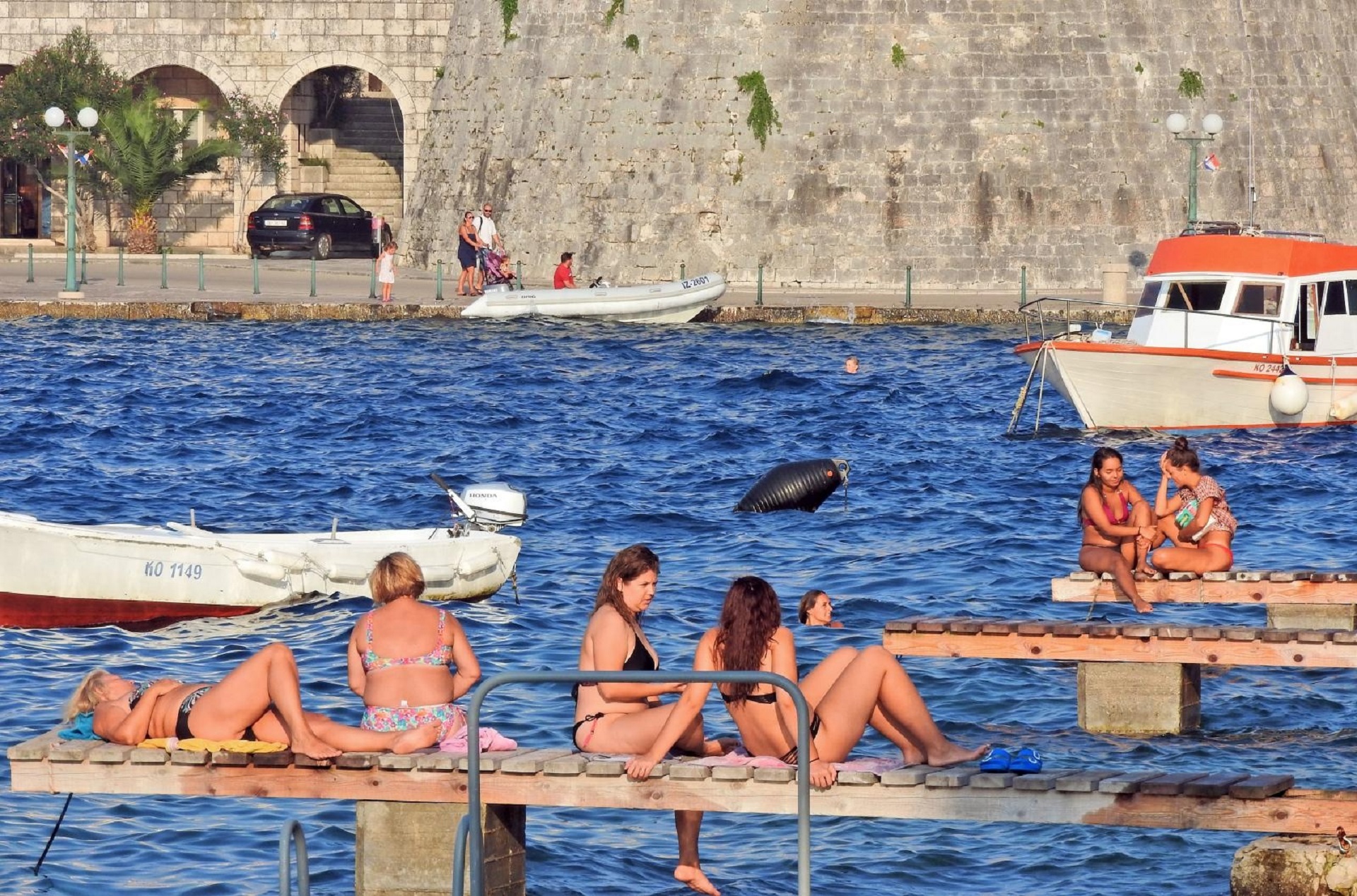 Korčula: Uživanje na plaži s pogledom na Stari Grad 12.08.2018., Korcula - Suncano i toplo poslijepodne mnogi su iskoristili za suncanje i kupanje na gradskoj plazi s prekrasnim pogledaom na Stari Grad.
Photo: Sanjin Strukic/PIXSELL