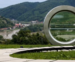 14.05.2019. , Hrvatska Kostajnica -  U popodnevnim satima vatrogasci i mjestani nastavljaju borbu s rijekom Unom ciji je vodostaj i dalje u porastu. Pogled na Hrvatsku Kostajnicu i Bosansku Kostajnicu s spomen obiljezlja poginulog snimatelja Gordana Lederera. Photo: Marko Prpic/PIXSELL