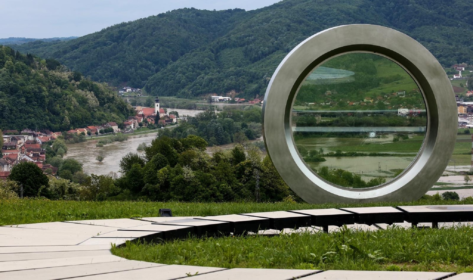 14.05.2019. , Hrvatska Kostajnica -  U popodnevnim satima vatrogasci i mjestani nastavljaju borbu s rijekom Unom ciji je vodostaj i dalje u porastu. Pogled na Hrvatsku Kostajnicu i Bosansku Kostajnicu s spomen obiljezlja poginulog snimatelja Gordana Lederera. Photo: Marko Prpic/PIXSELL