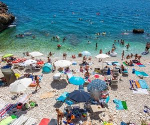15.08.2020., Pula - Strani i domaci turisti jos uvijek bezbrizno uzivaju na pulskim plazama. Photo: Srecko Niketic/PIXSELL