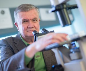 15.12.2016., Rijeka - Profesor Stipan Jonjic u histoloskom laboratoriju Medicinskog fakulteta u Rijeci. 
Photo: Nel Pavletic/PIXSELL