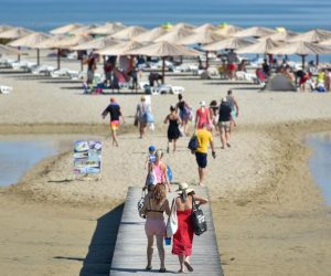 16.08.2020., Nin - Kraljicina plaza u Ninu jedna je zbog najpoznatijih u Hrvatskoj. Duga 3 kilometra plaza je ime dobila po supruzi hrvatskog kralja Tomislava koju je posebno privukla ljepota plaze. 
Photo: Dino Stanin/PIXSELL