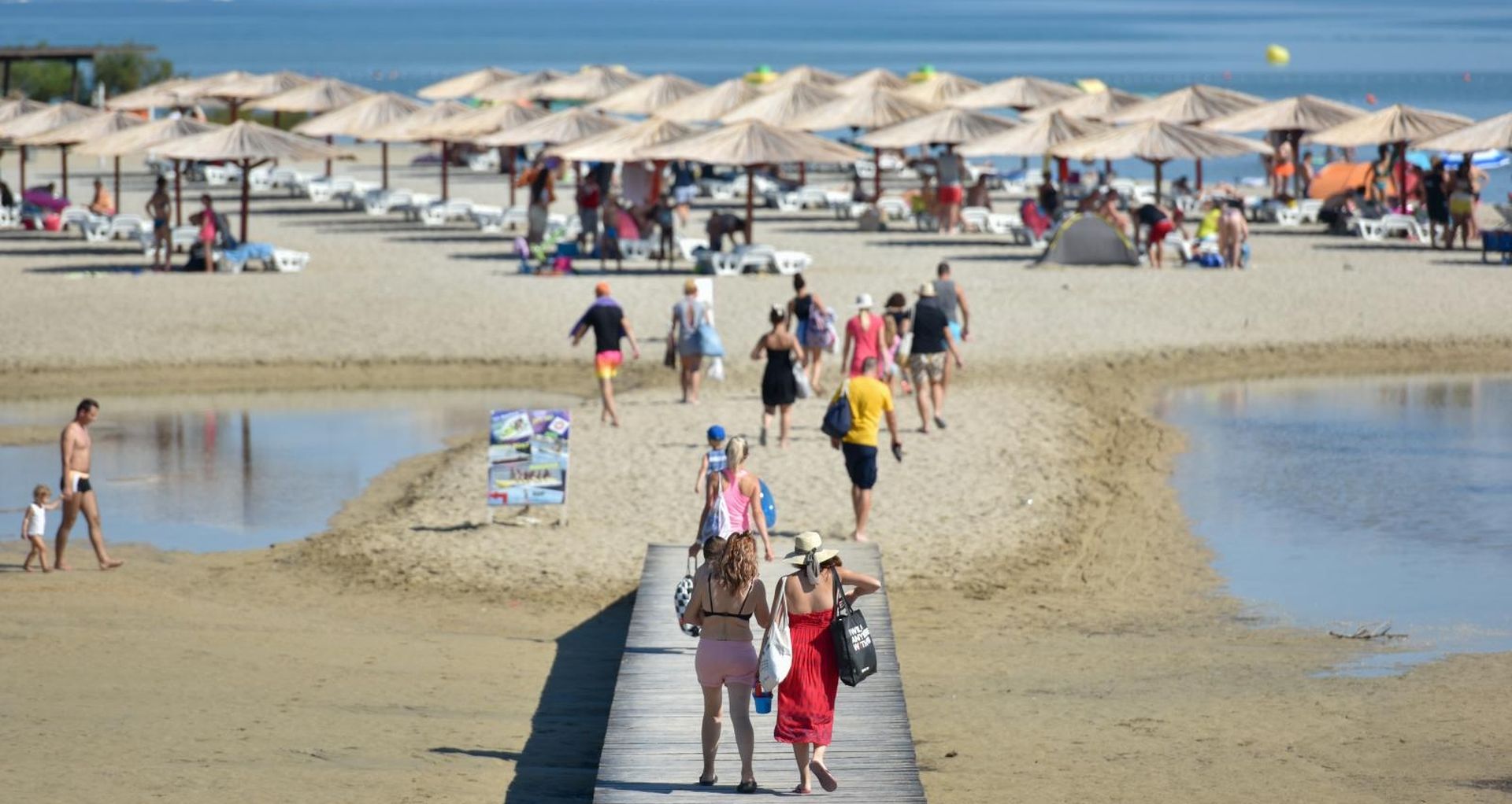 16.08.2020., Nin - Kraljicina plaza u Ninu jedna je zbog najpoznatijih u Hrvatskoj. Duga 3 kilometra plaza je ime dobila po supruzi hrvatskog kralja Tomislava koju je posebno privukla ljepota plaze. 
Photo: Dino Stanin/PIXSELL