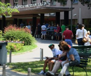 17.08.2020., Zagreb - Velika guzva ispred Nastavnog zavoda za javno zdravstvo dr. Andrija Stampar gdje se gradjani zale jer u 21. stoljecu cekaju po 3 sata kako bi platili testiranje, a samo testiranje ide brzo i traje oko dvije minute. 
Photo: Marko Lukunic/PIXSELL
