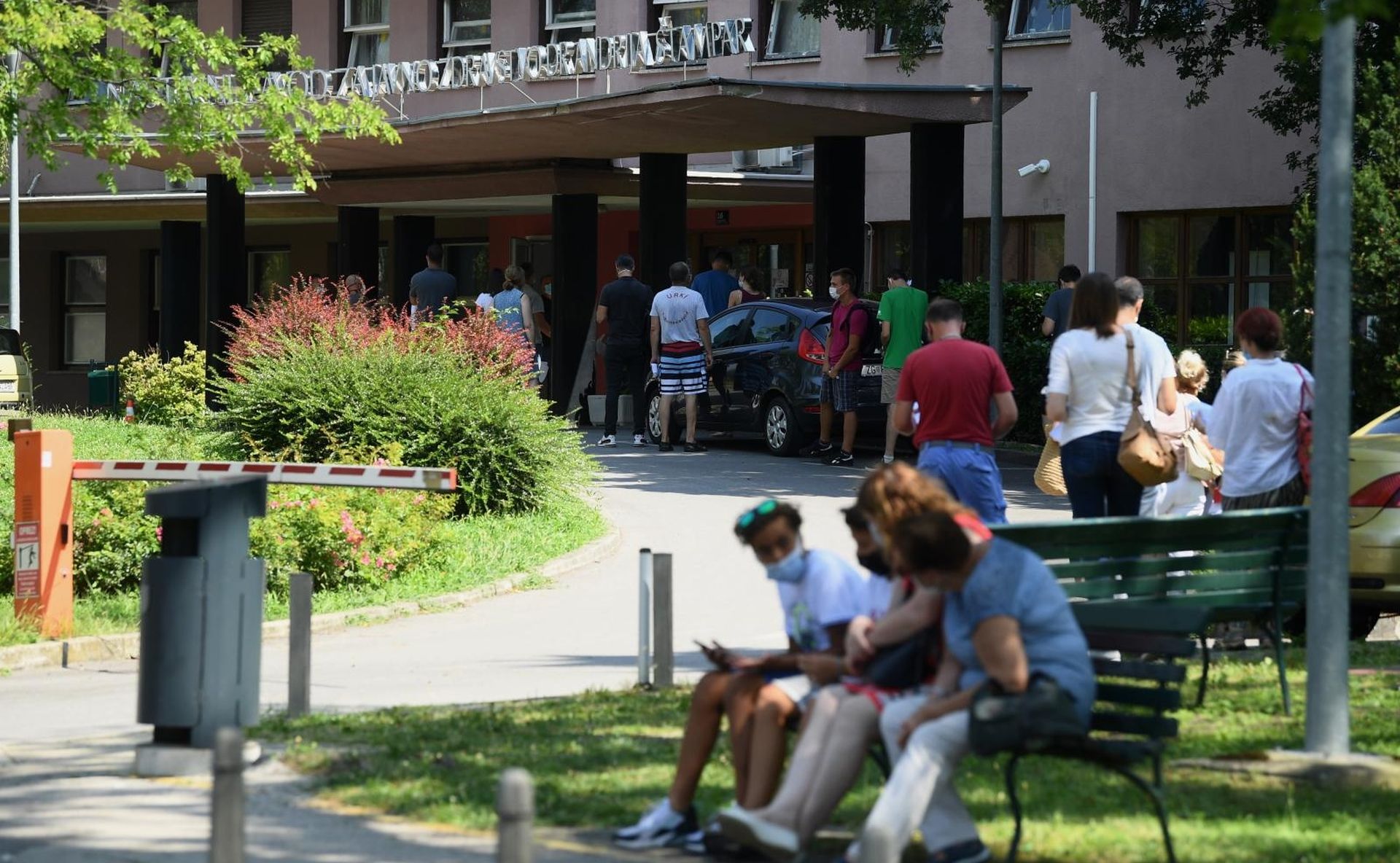17.08.2020., Zagreb - Velika guzva ispred Nastavnog zavoda za javno zdravstvo dr. Andrija Stampar gdje se gradjani zale jer u 21. stoljecu cekaju po 3 sata kako bi platili testiranje, a samo testiranje ide brzo i traje oko dvije minute. 
Photo: Marko Lukunic/PIXSELL