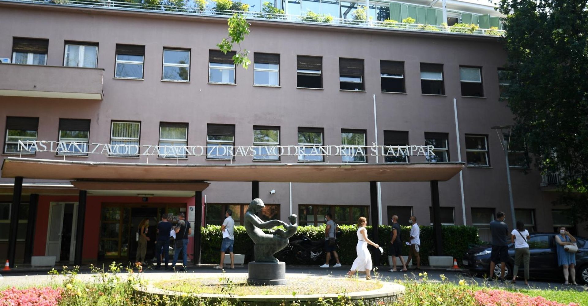 17.08.2020., Zagreb - Velika guzva ispred Nastavnog zavoda za javno zdravstvo dr. Andrija Stampar gdje se gradjani zale jer u 21. stoljecu cekaju po 3 sata kako bi platili testiranje, a samo testiranje ide brzo i traje oko dvije minute. 
Photo: Marko Lukunic/PIXSELL