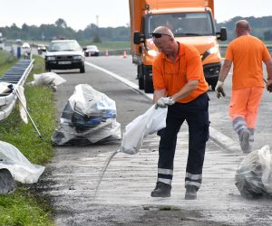 18.08.2020., Slavonski Brod - Teska prometna nesreca na autocesti A3 kod Slavonskog Broda. Na sjevernom traku autoceste A3 sudarila su se dva kamiona iste prevoznicke tvrtke iz Turske. Nesluzbeno, vozac kamiona koji je u punoj brzini udario u prikolicu kamiona ispred sebe teze je ozlijedjen i pruzena mu je lijecnicka pomoc.
Photo: Ivica Galovic/PIXSELL