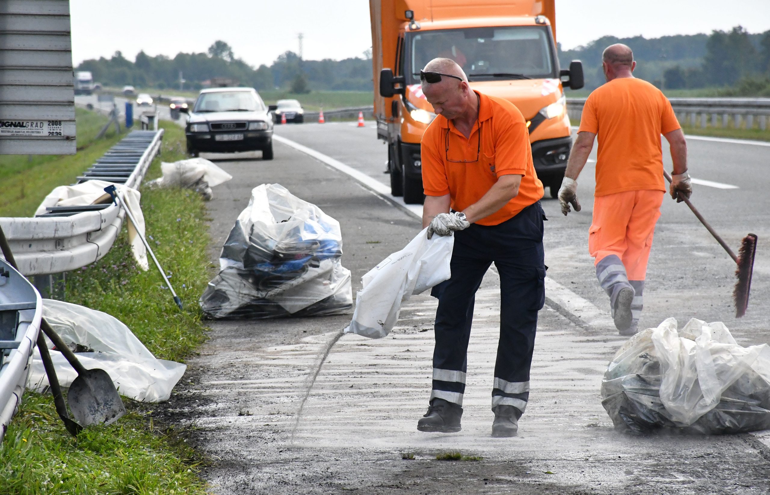 18.08.2020., Slavonski Brod - Teska prometna nesreca na autocesti A3 kod Slavonskog Broda. Na sjevernom traku autoceste A3 sudarila su se dva kamiona iste prevoznicke tvrtke iz Turske. Nesluzbeno, vozac kamiona koji je u punoj brzini udario u prikolicu kamiona ispred sebe teze je ozlijedjen i pruzena mu je lijecnicka pomoc.
Photo: Ivica Galovic/PIXSELL