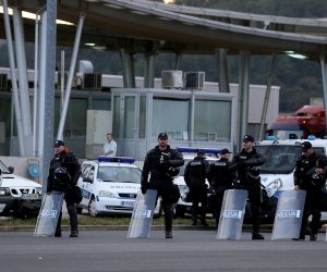 18.09.2015., Bregana - Izbjeglice su dosle do granicnog prijelaza Bregana za Slovenijom. Manji dio izbjeglica je pusten u Sloveniju, dok veci dio idalje ceka na prelazak granice. Izbjeglice pristizu na granicu sa Slovenijom u sve vecem broju, a slovenska policija pojacala je svoje snage na granici. 
Photo: Goran Stanzl/PIXSELL
