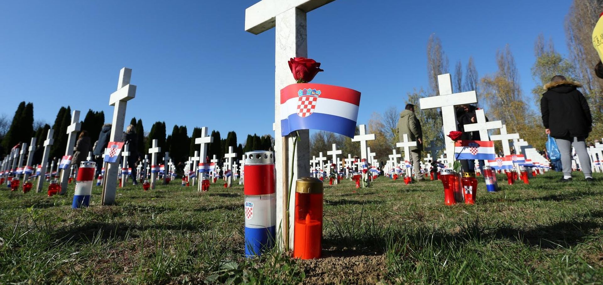 18.11.2019., Vukovar - Dan sjecanja na zrtvu Vukovara 1991.-2019. Kolonom sjecanja od vukovarske bolnice do memorijalnog groblja odaje se pocast Gradu Heroju, njegovoj zrtvi i stanovnicima tog grada. U Koloni sjecanja sudjelovali su hrvatski branitelji s clanovima obitelji poginulih, ubijenih i zatocenih branitelja, drzavni vrh i brojni gradjani. Photo: Emica Elvedji/PIXSELL