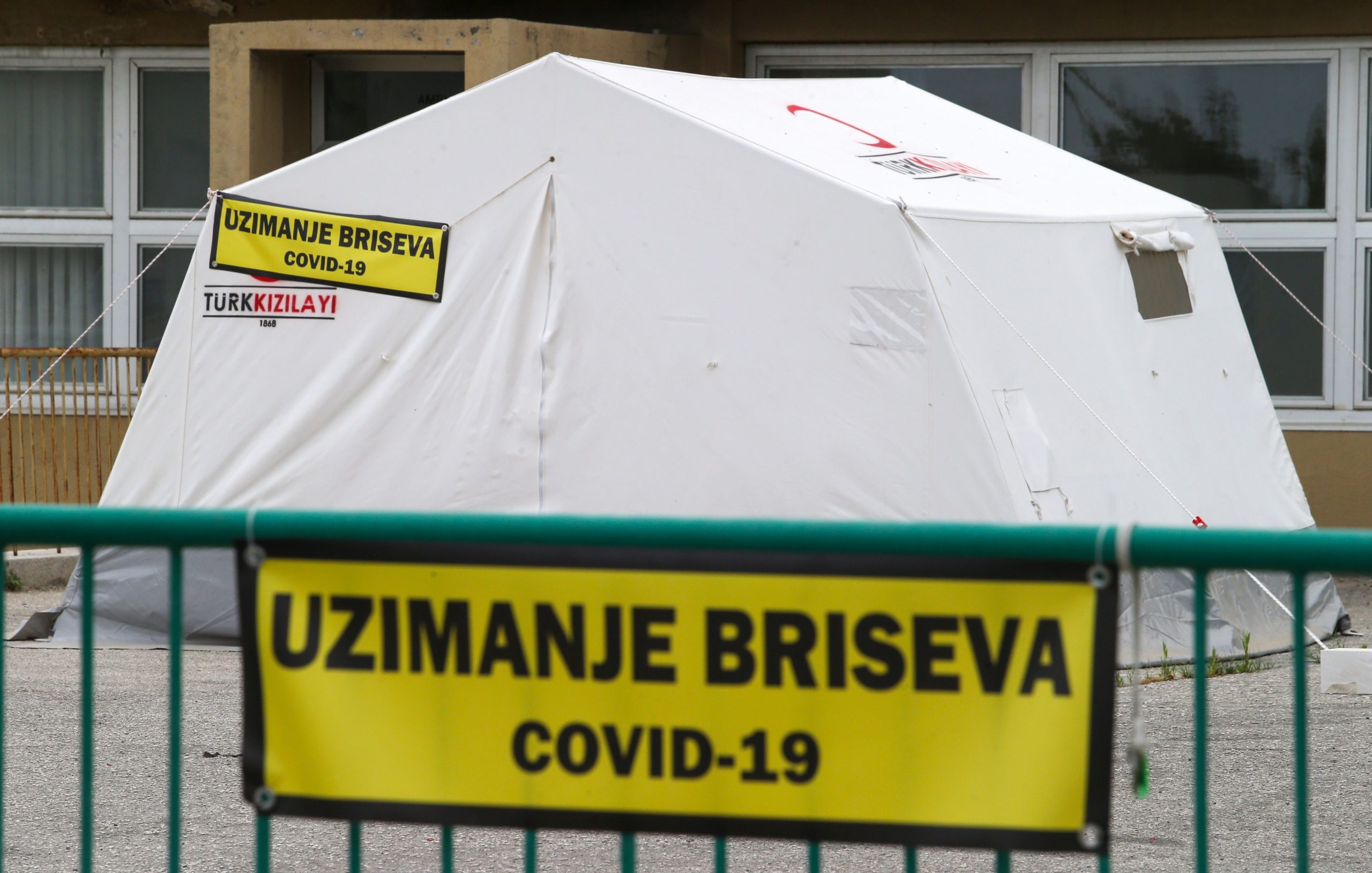 19.05.2020., Split - Zatvoren sator u prostoru pored KB Krizine za uzimanje briseva za COVID-19. Photo:Ivo Cagalj/PIXSELL