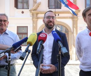 20.08.2020., Zagreb, Markov trg - Konferencija za medije saborskih zastupnika platforme Mozemo! na temu gorucih problema u obrazovanju i kulturi u kontekstu krize uzrokovane epidemijom. Tomislav Tomasevic, Damir Bakic, Vili Matula.
Photo: Igor Kralj/PIXSELL