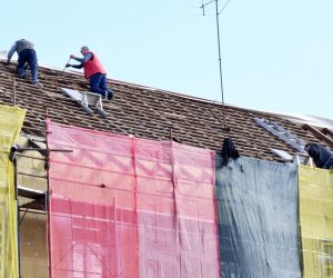 21.01.2020., Sisak - U sklopu energetske obnove zgrade sisackog Medicinskog centra mijenja se i krov ove zdravstvene ustanove. Photo: Nikola Cutuk/PIXSELL