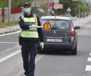 21.04.2020., Vrpolje - Policijska uprava Sibensko-kninska postavila je nove punktove za kontrolu e-propusnica na mjestima izlaza iz zupanije. Photo: Hrvoje Jelavic/PIXSELL
