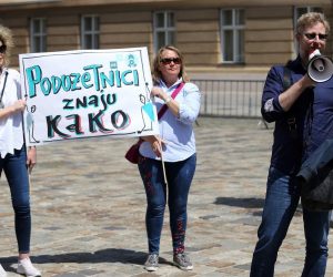 21.05.2020., Zagreb - Dok je Vlada zasjedala u NSK na Markovom trgu prosvjedovali su povremeni prijevoznici iz cijele Hrvatske, ugostitelji, turisticki djelatnici i poduzetnici koji se bave eventima. Zbog ogranicenja javnih opkupljanja, prosvjednici su cekali na Trgu bana Jelacica i na Markov trg dolazili u grupama od najvise 40 ljudi.
Photo: Dalibor Urukalovic/PIXSELL