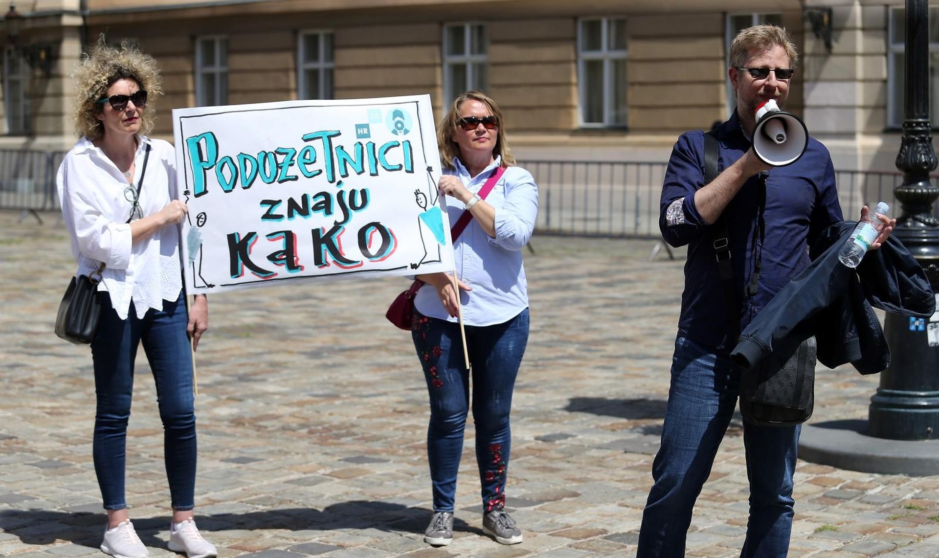 21.05.2020., Zagreb - Dok je Vlada zasjedala u NSK na Markovom trgu prosvjedovali su povremeni prijevoznici iz cijele Hrvatske, ugostitelji, turisticki djelatnici i poduzetnici koji se bave eventima. Zbog ogranicenja javnih opkupljanja, prosvjednici su cekali na Trgu bana Jelacica i na Markov trg dolazili u grupama od najvise 40 ljudi.
Photo: Dalibor Urukalovic/PIXSELL