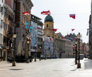 22.3.2020., Rijeka -  Nakon uvodenja rigoroznijih mjera danas je uzi centar grada u potpunosti prazan. Photo: Nel Pavletic/PIXSELL