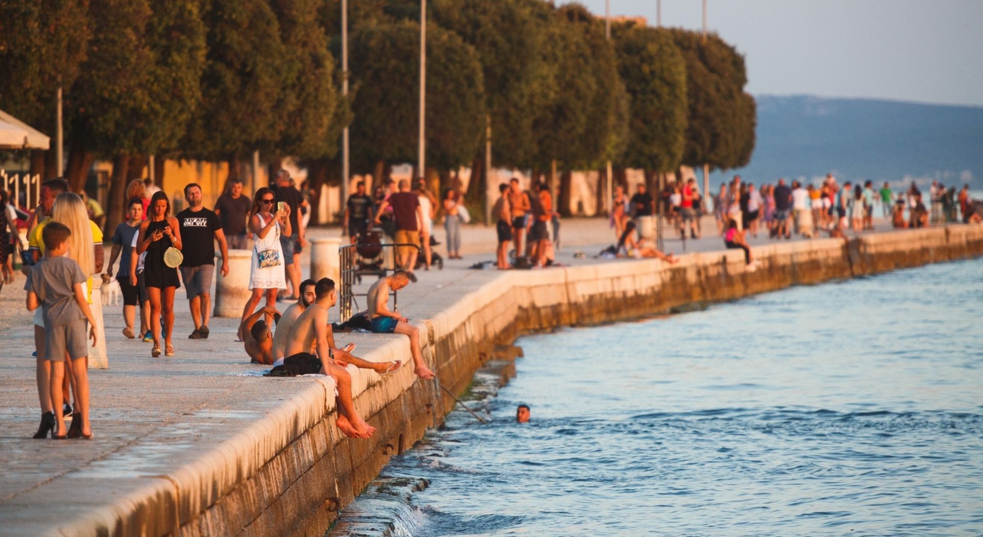 22.08.2020., Zadar - Usprkos pandemiji zivot u Zadru ide svojim tokom, gosti i dalje dolaze i uzivaju na rivi i u gradu. 
Photo: Marko Dimic/PIXSELL
