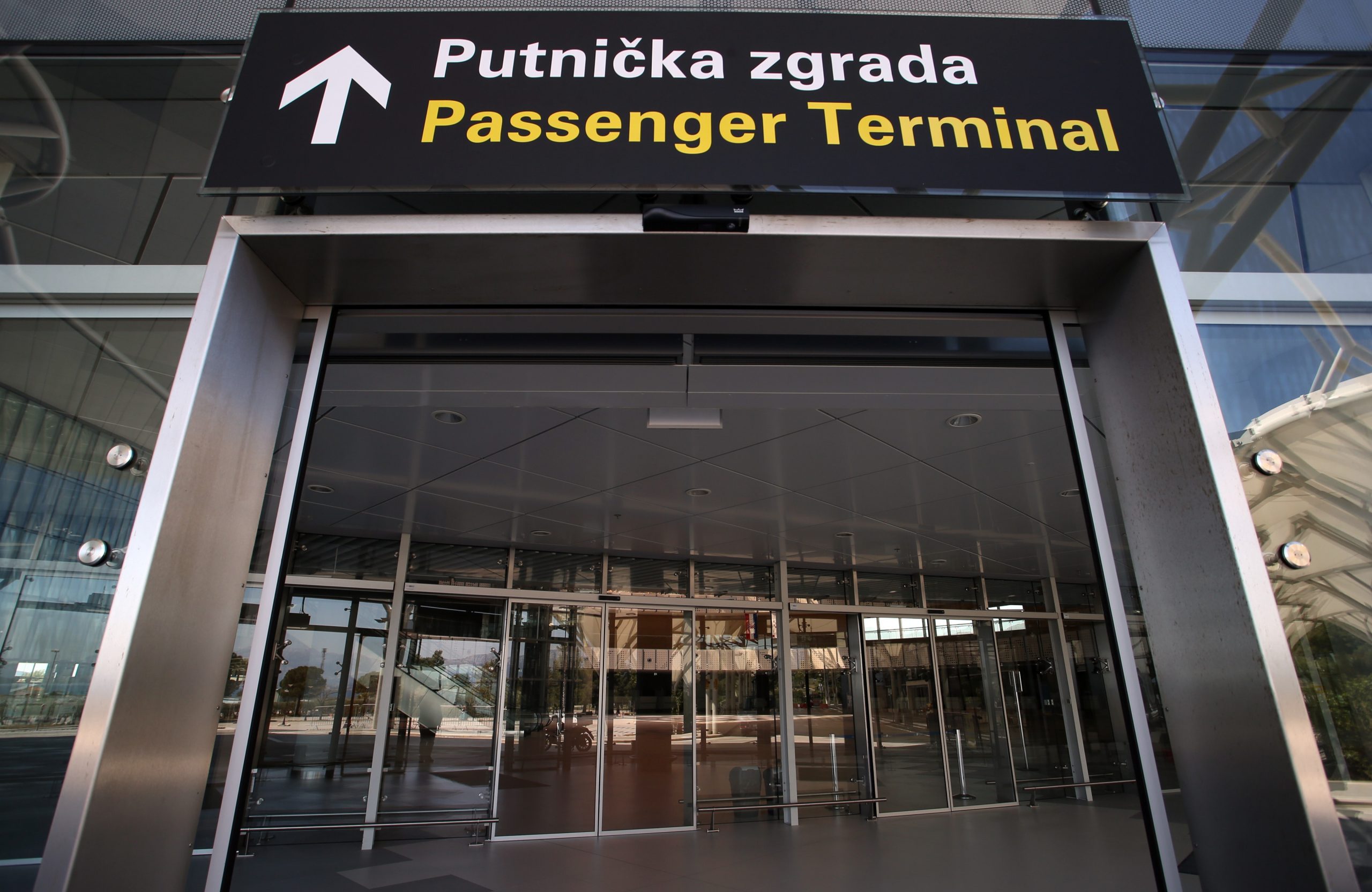 23.03.2020., Kastela- Splitska zracna luka u Kastelima naizgled djeluje mirno i bez aktivnosti. Ono sto se ne vidi su sluzbe koje u pripravnosti i aktivnosti prate zbivanja u zracnom prostoru i spremne su za svaku intervenciju.
Photo:Ivo Cagalj/PIXSELL