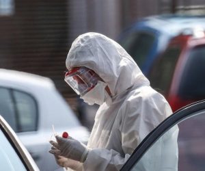 23.07.2020., Zagreb - U Nastavnom zavodu za javno zdravstvo "Dr. Andrija Stampar" djelatnici uzimaju briseve za dijagnostiku koronavirusa.
Od danas je smanjena cijena testova sa 1506 kn na cijenu PCR testa,  501,49 kuna za dvije ciljane sekvence genoma virusa i 698,21 za tri sekvence.
Photo: Zeljko Lukunic/PIXSELL