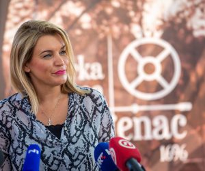 23.08.2020., Barban - Trka na prstenac ove se godine trci po 45. put. Konjanici se nadmecu u pogadjanju prstenca u punom galopu, a onaj koji u tri kruga osvoji najvise bodova pobjedjuje u trci. Na trci je bila i ministrica turizma i sporta Nikolina Brnjac. Photo: Srecko Niketic/PIXSELL