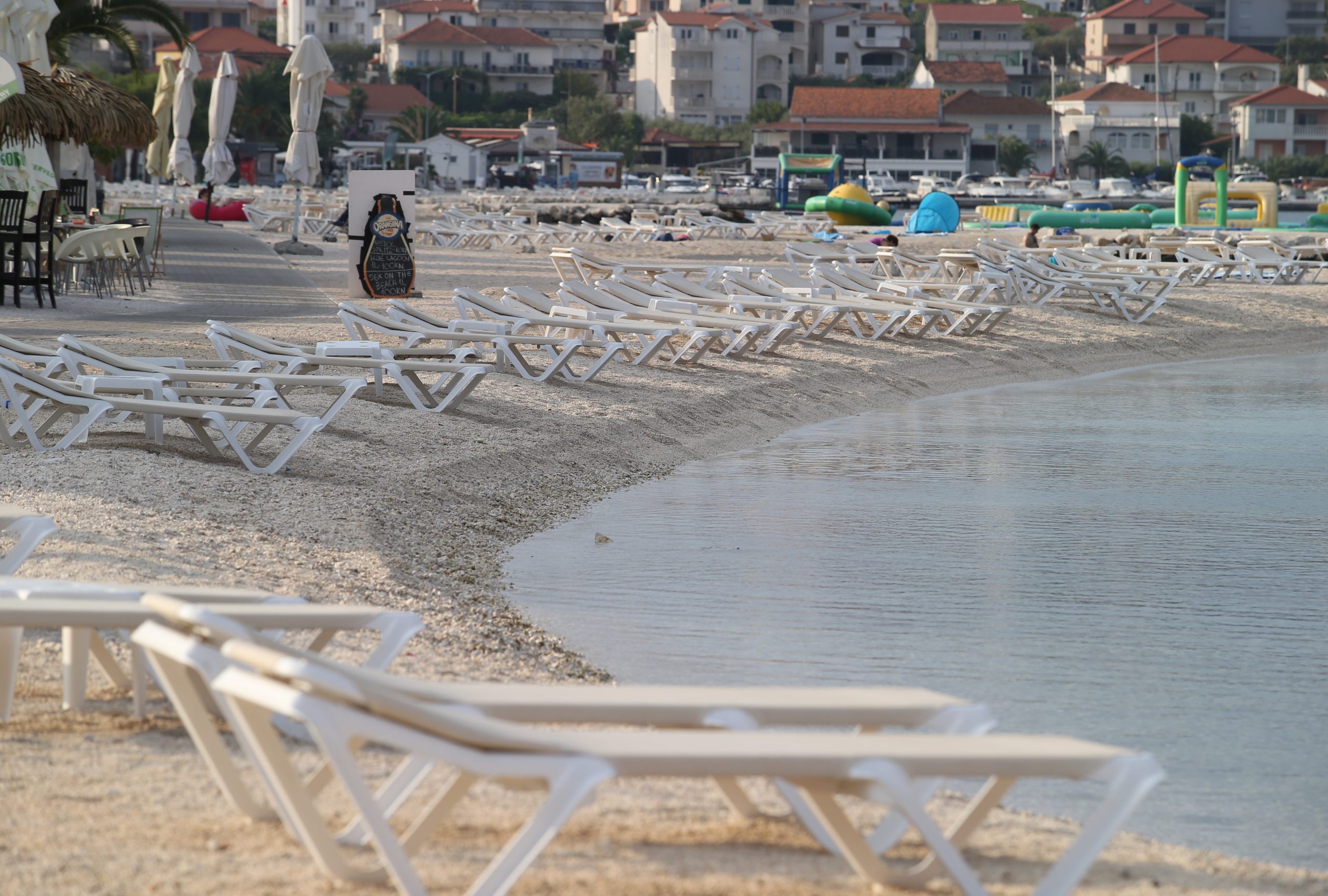 24.08.2020., Ciovo - Plaza u Okrugu Gornjem prije samo nekoliko dana bila je puna turista. Photo: Ivo Cagalj/PIXSELL