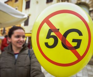 25.01.2020., Zadar - Gradjanska inicijativa Stop5G odrzala je prosvjed na Narodnom trgu. Desetak prosvjednika okupilo se kako bi upozorili za opasnosti nove 5G mobilne mreze. 
Photo: Dino Stanin/PIXSELL