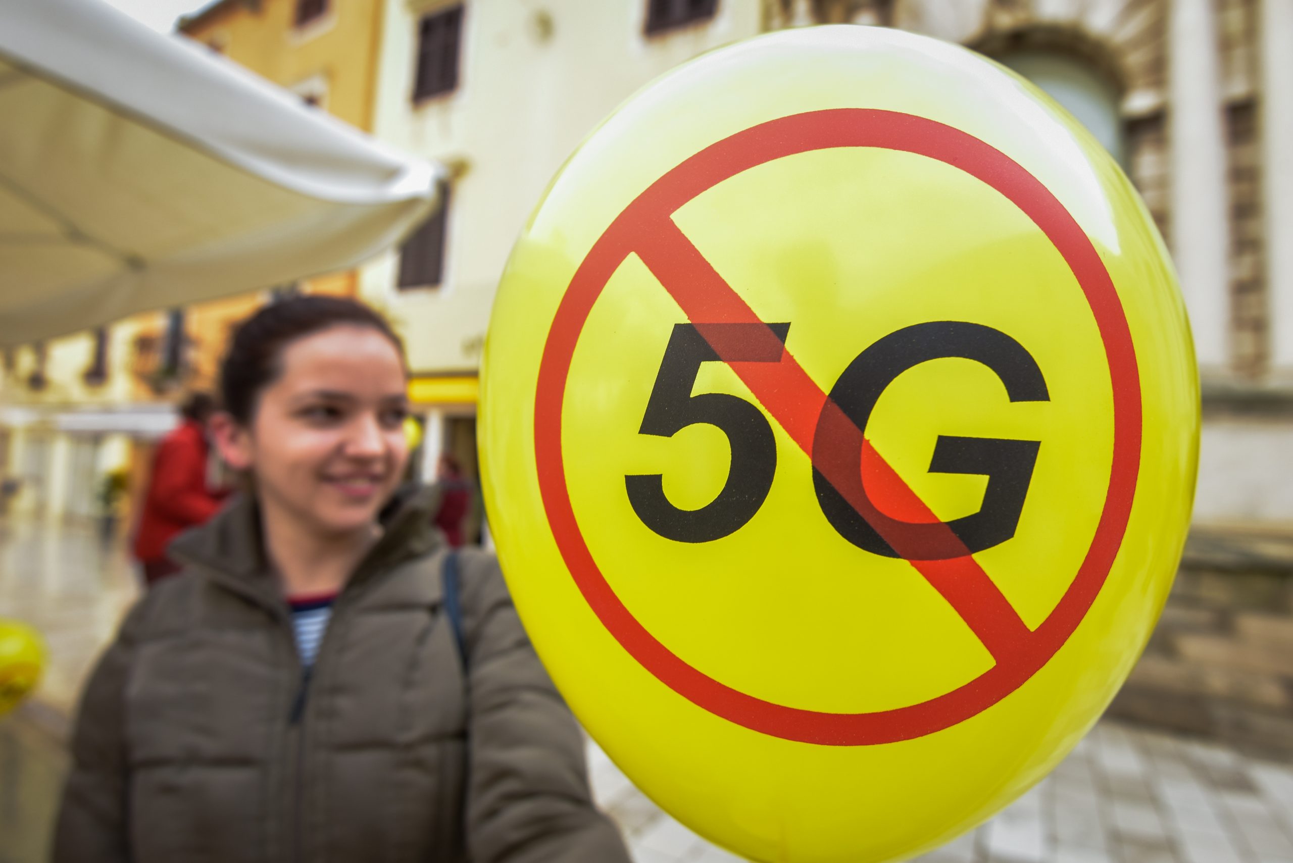 25.01.2020., Zadar - Gradjanska inicijativa Stop5G odrzala je prosvjed na Narodnom trgu. Desetak prosvjednika okupilo se kako bi upozorili za opasnosti nove 5G mobilne mreze. 
Photo: Dino Stanin/PIXSELL