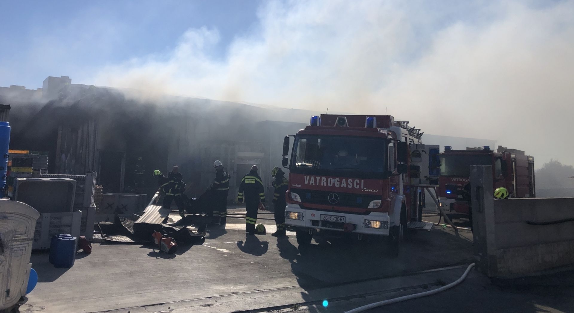 25.08.2029., Kastel Novi - Gasenje pozara u tvornici za preradu ribe u Kastel Novom.
Photo: Ivo Cagalj/PIXSELL