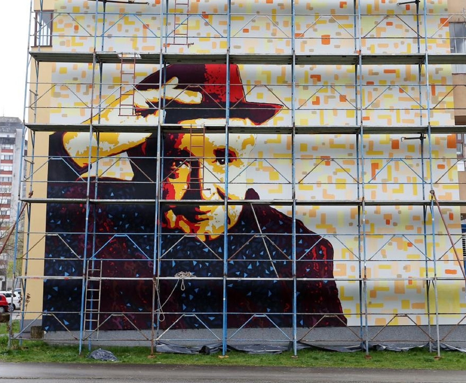26.03.2020., Karlovac - Karlovacki slikar Leonard Lesic dovrsava mural Miroslava Krleze koji krasi procelje stambene zgrade u istoimenoj ulici u Karlovcu.
Photo: Kristina Stedul Fabac/PIXSELL