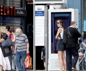 26.08.2020., Zagreb - Dok se u vecem broju zemalja raspravalja o opravdanosti nosenja zastitnih maski na otvorenom znacajan broj Zagrepcana, pogotovo starije dobi, tu naviku je vec prihvatio.
Photo: Patrik Macek/PIXSELL